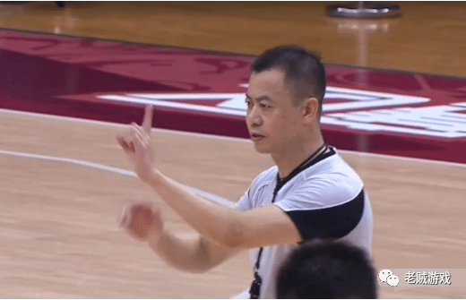 CBA裁判遭怒骂：中国篮球被你们吹掉了！旁边人吓一跳忙劝冷静